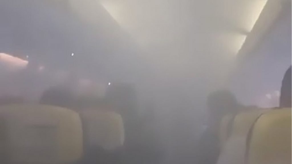 Tmerr në ajër, aeroplani mbushet me tym