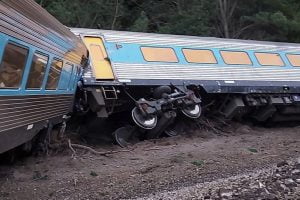 Treni me 200 pasagjerë del nga shinat, ka viktima