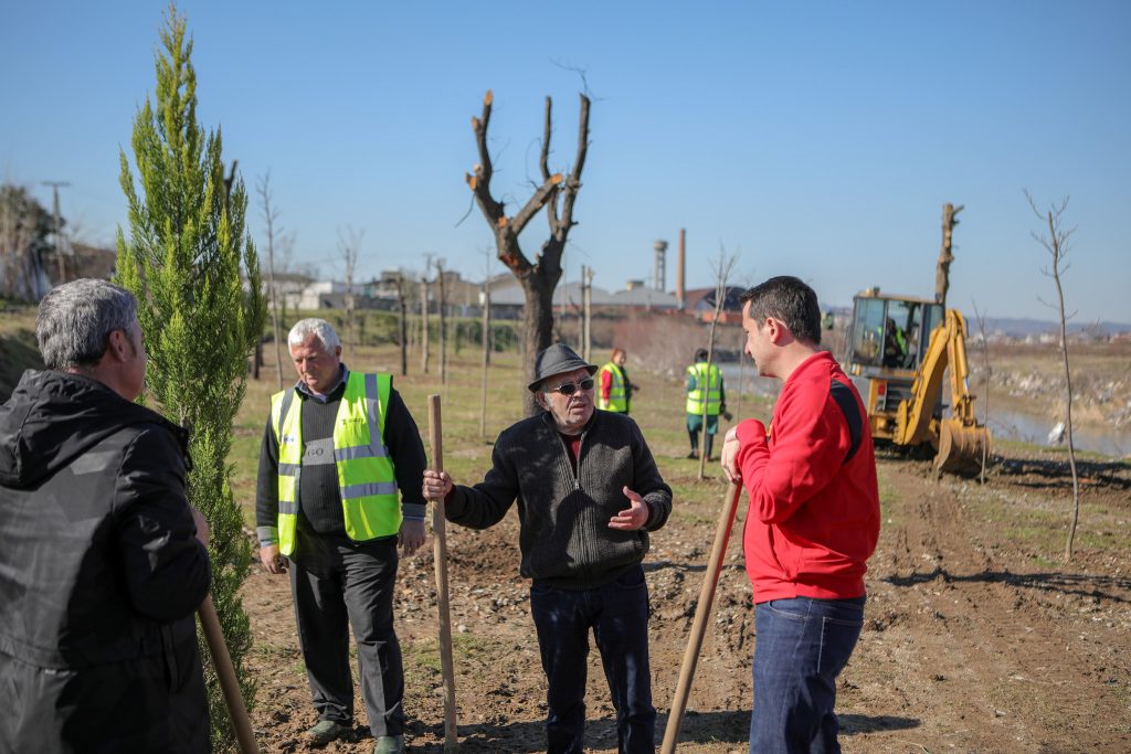 Bashkia e Tiranës mbjell 100 pemë të reja në parkun linear te Lumi i Tiranës