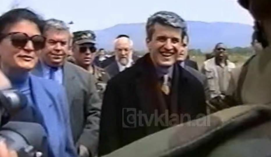 Pandeli Majko,Luan Hajdaraga dhe Mariza Lino vizitë në Rinas  (16 Prill 1999)