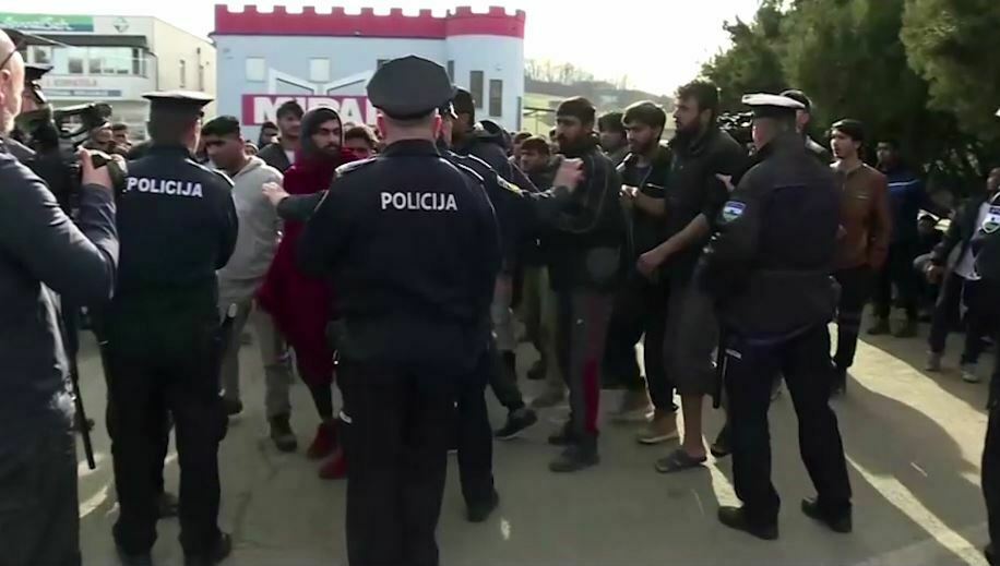 Kushtet e këqija në kampe, emigrantët protestojnë