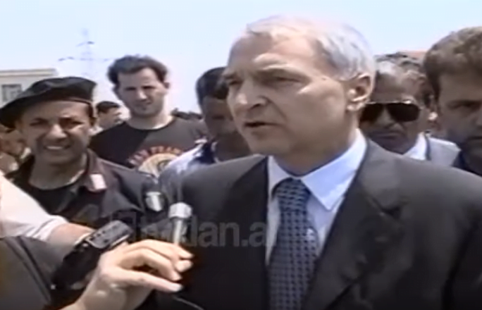 Bujar Bukoshi në Durrës, kampet e kosovarëve &#8211; (29 Maj 1999)