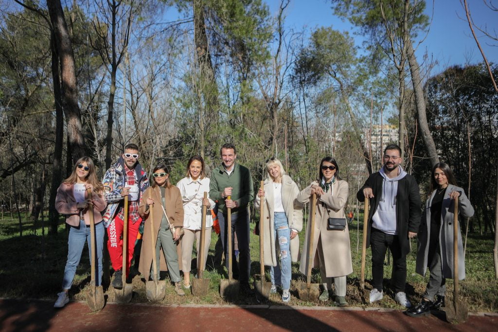 Blogerët e njohur shqiptarë mbjellin pemë për 100-vjetorin e Tiranës