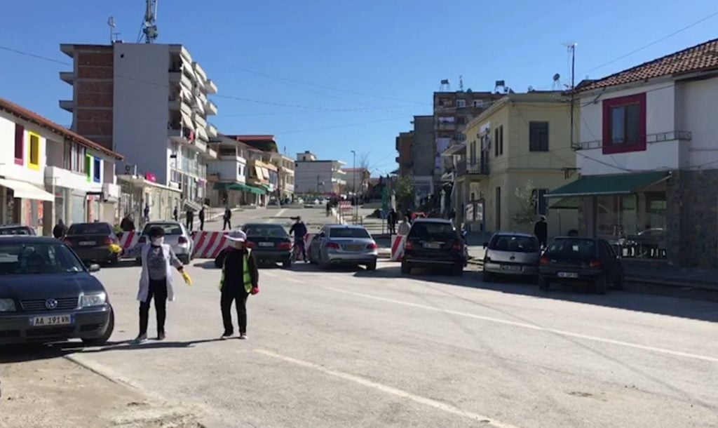 Fshati në Roskovec izolohet nga policia