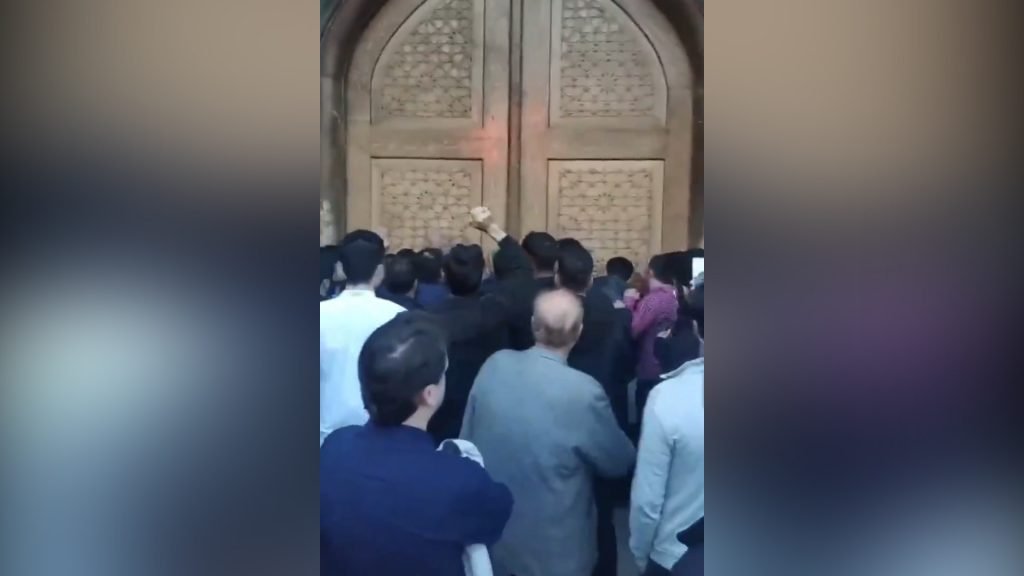 Besimtarët në Iran nuk respektojnë vendimin për t’u mbyllur vendet e shenjta