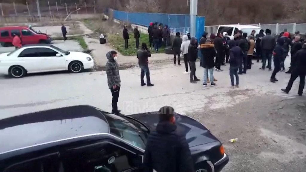 Shqiptarët në Kapshticë bllokojnë lëvizjen e mjeteve