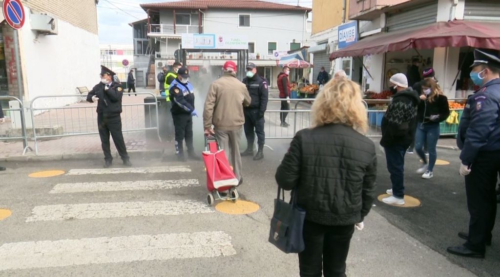 Tregu i Kombinatit rrethohet me policë dhe ushtarë