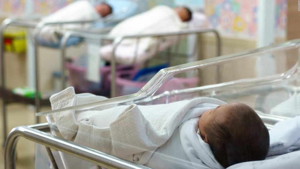 Nëna me virus ndërron jetë 6 ditë pas lindjes së vogëlushit