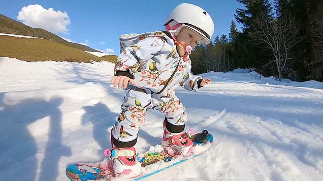 Vogëlushja 1-vjeçare bën ski në Alpet e Austrisë