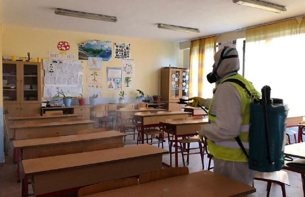 Dezinfektohen shkollat e Tiranës