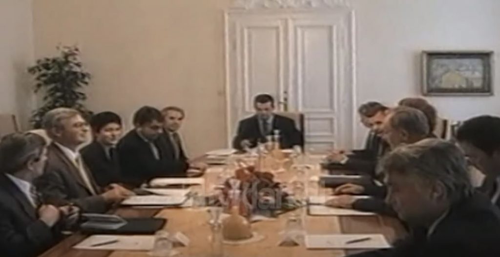 Gazetari Faja raporton takimin e Presidentit Mejdani në Rumani (7 Dhjetor 1999)