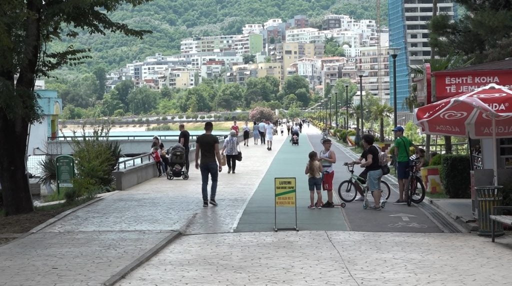 Qytetarët rikthehen në kodrat e liqenit