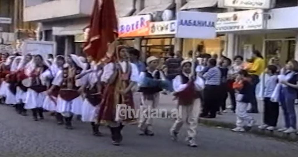 Fëmijët librazhdas nderohen me kupë në Festivalin e Ballkanit (31 Maj 2000)