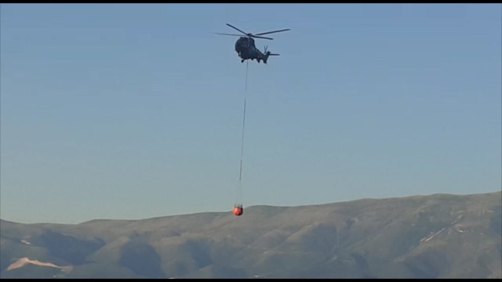 Helikopteri në aksion për fikjen e zjarrit në Pashaliman