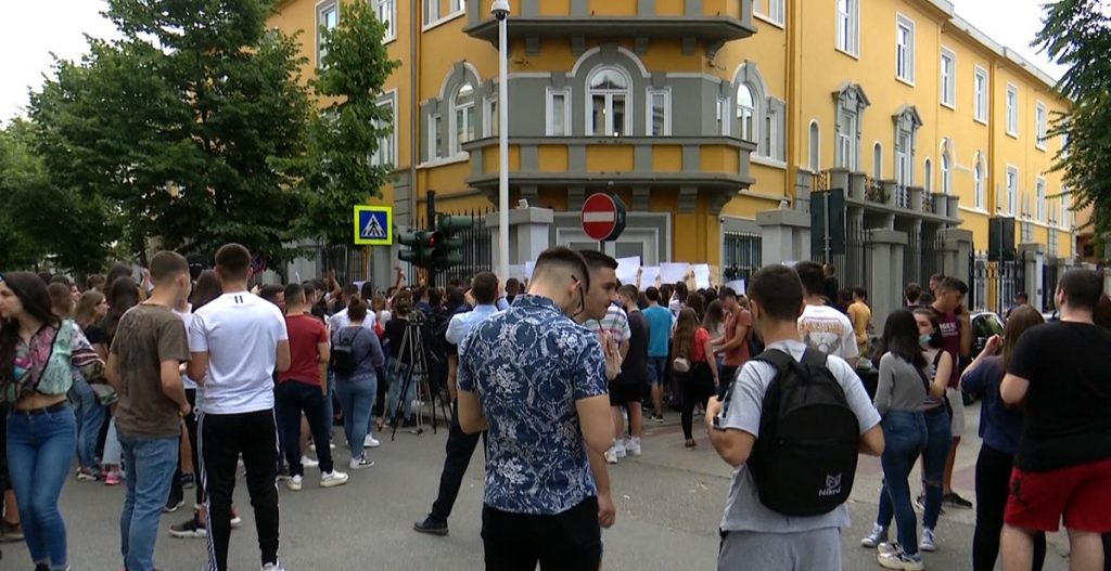 Protesta e maturantëve, reagon KOMSH: 30 minuta shtesë për provimet nesër