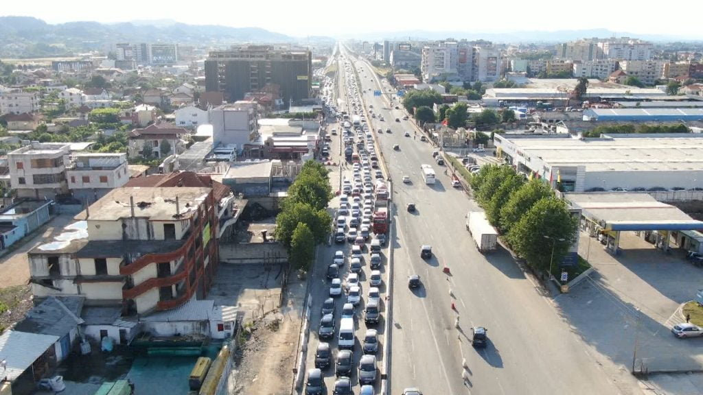 Radhë kilometrike në hyrje të Tiranës