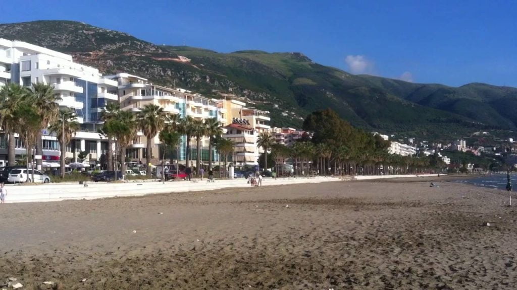 Humb jetën në plazhin e Vlorës një pushues