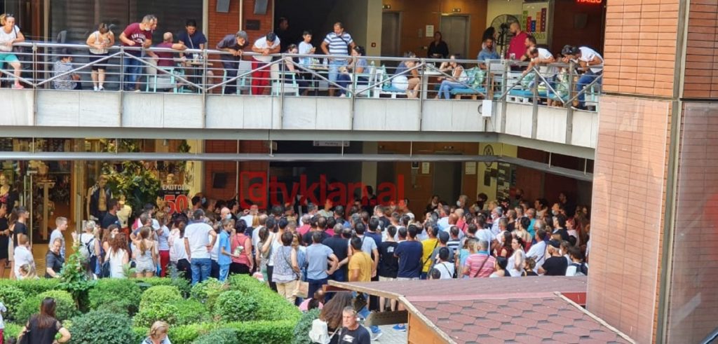 Kaos në konsullatën shqiptare në Selanik, emigrantët denoncojnë radhët e gjata