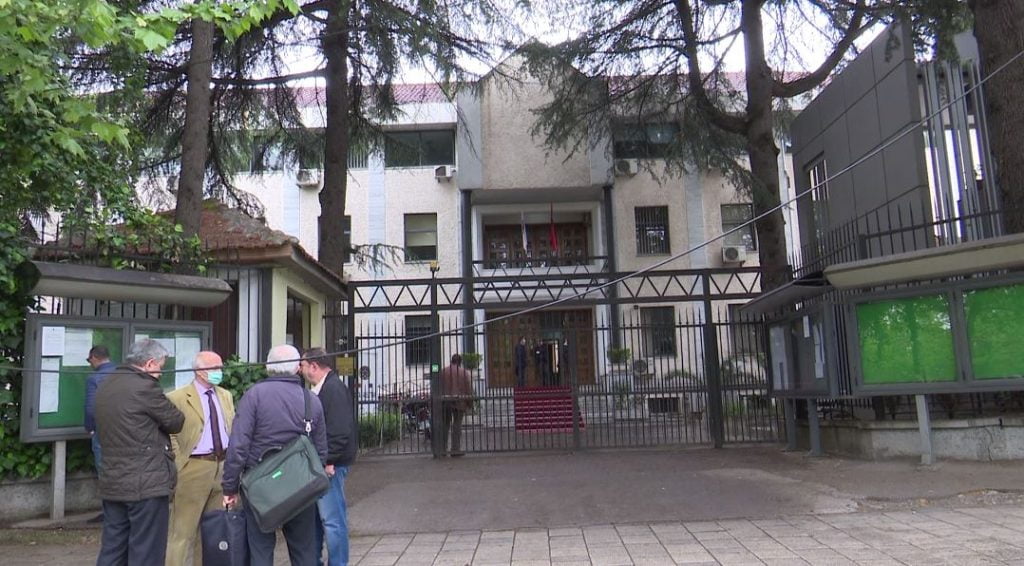 Lirohen mjekët që mjekuan vrasësin me pagesë të dy biznesmenëve në Laç