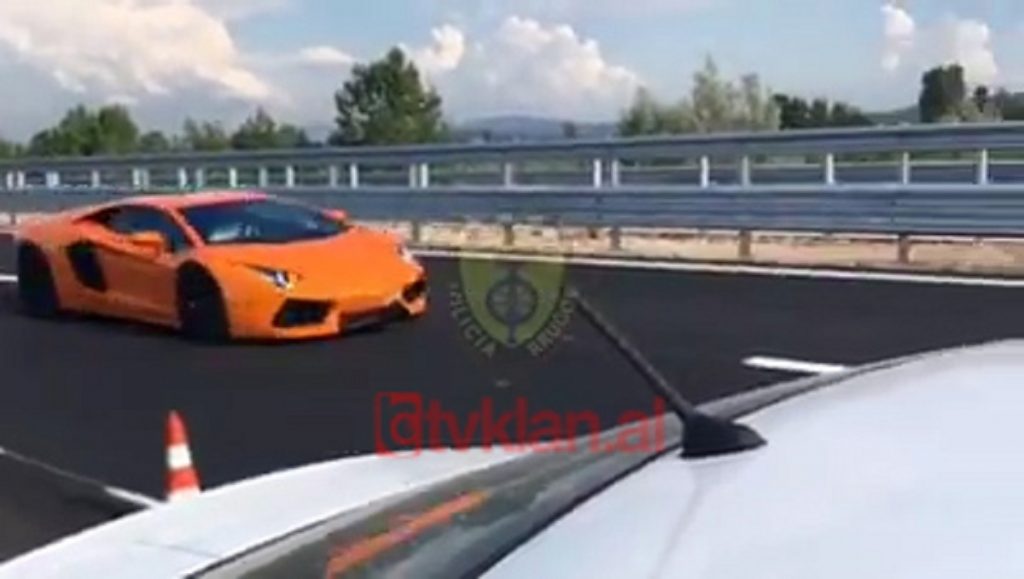 Lamborghini “fluturon” me 236 km/h në autostradën Fier-Vlorë