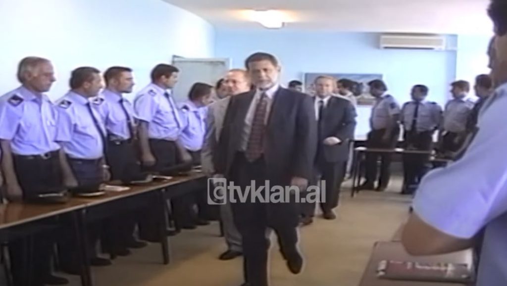 Limpreht diplomon policët shqiptarë (7 korrik 2000)