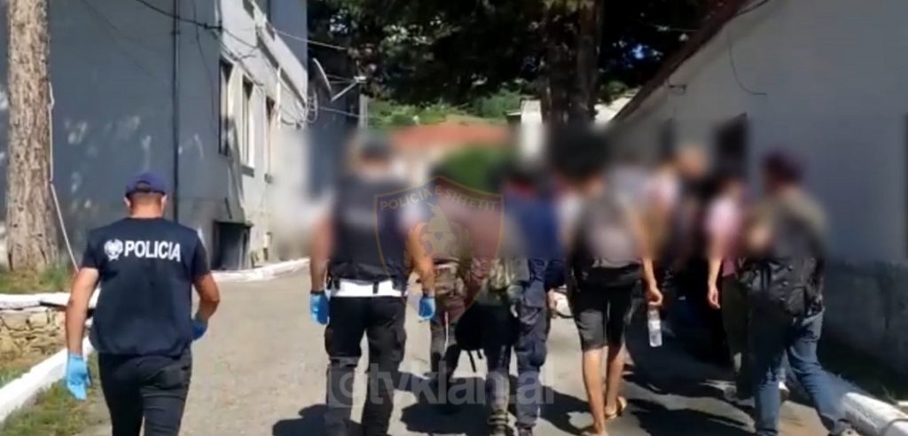 Transportonin 31 emigrantë të paligjshëm, 3 të arrestuar në Korçë