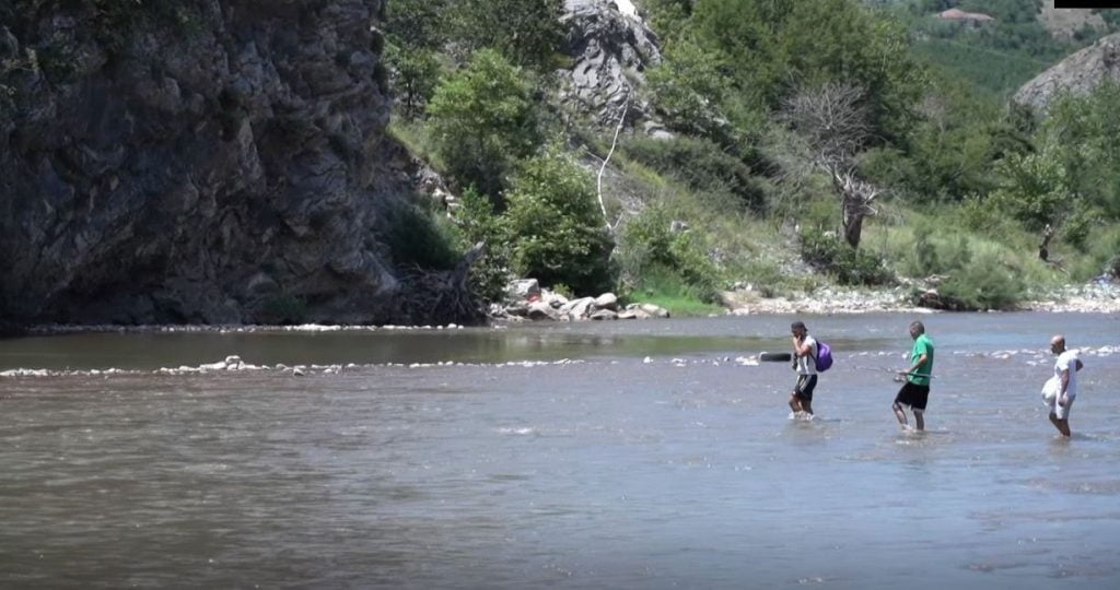 Plazh në breg të lumit Shkumbin