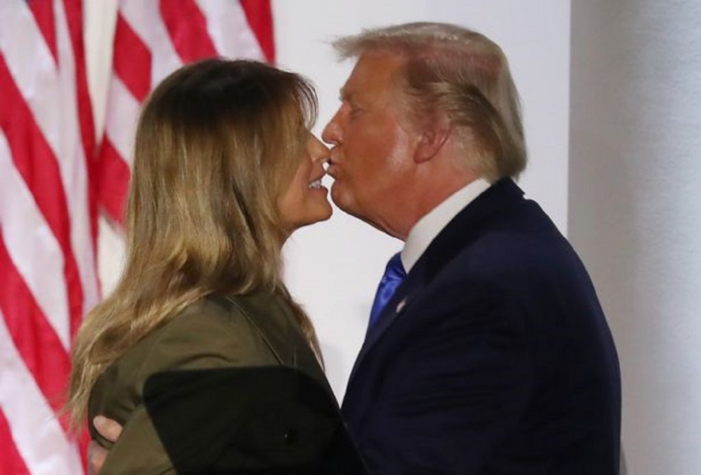 Momenti i sikletshëm kur Melania shmang puthjen me Donald Trump