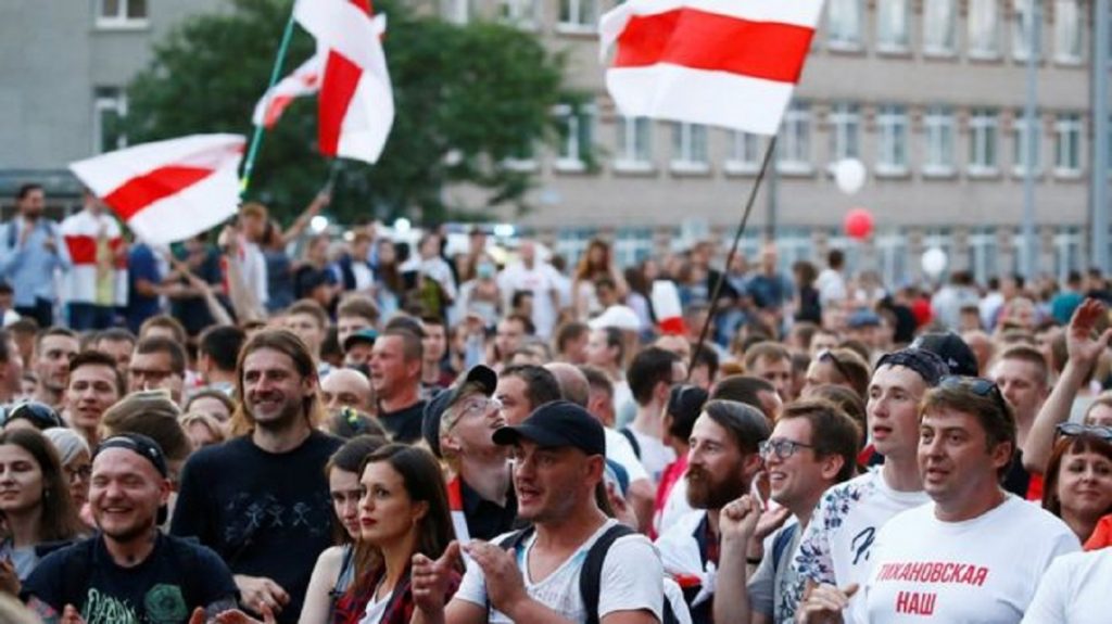 Protestuesit në Bjellorusi rrethojnë televizionin: Raportoni të vërtetën
