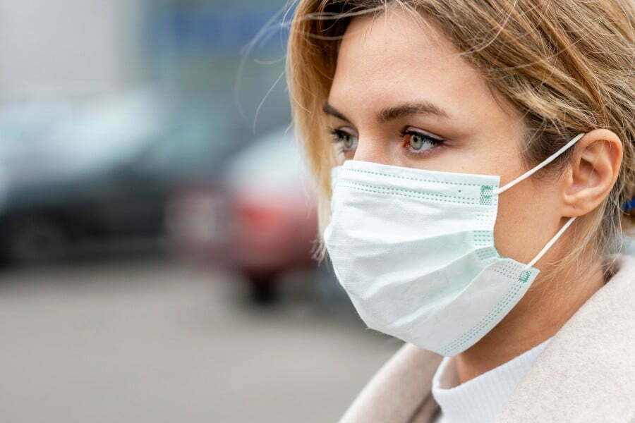 Dentistët paralajmërojnë se përdorimi i maskave mund të ndikojë në shëndetin oral