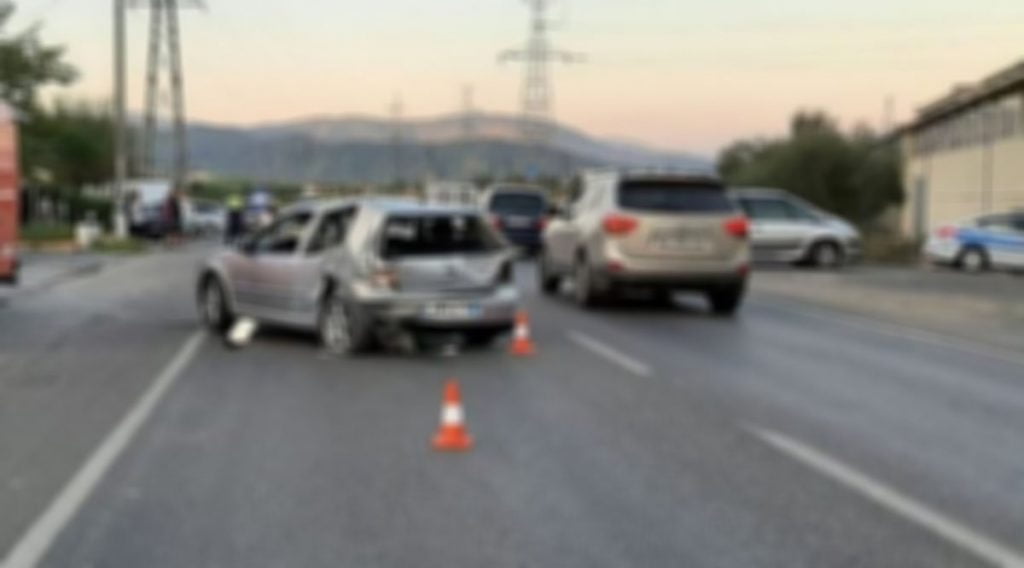 Përplasen dy makina në autostradë