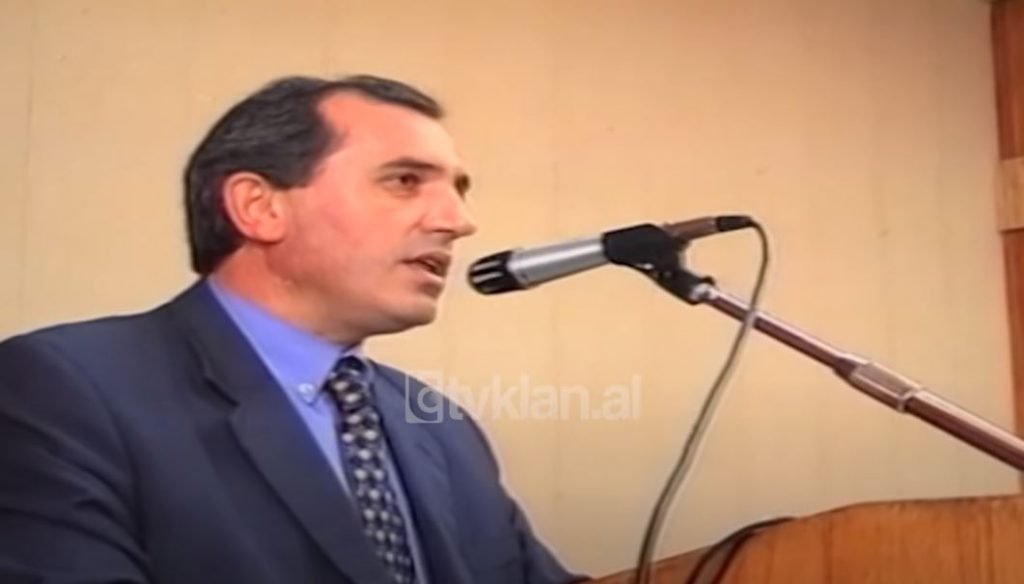 Besnik Mustafaj takim me të përndjekurit politikë (15 Shtator 2000)