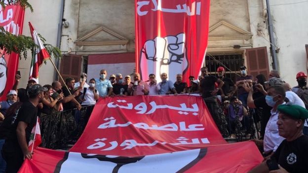 Liban, protestuesit marrin tre ministri