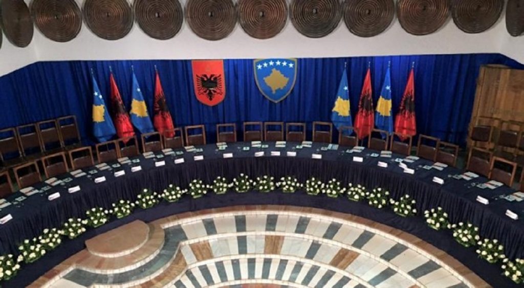 Shtyhet mbledhja e përbashkët e qeverive Shqipëri-Kosovë