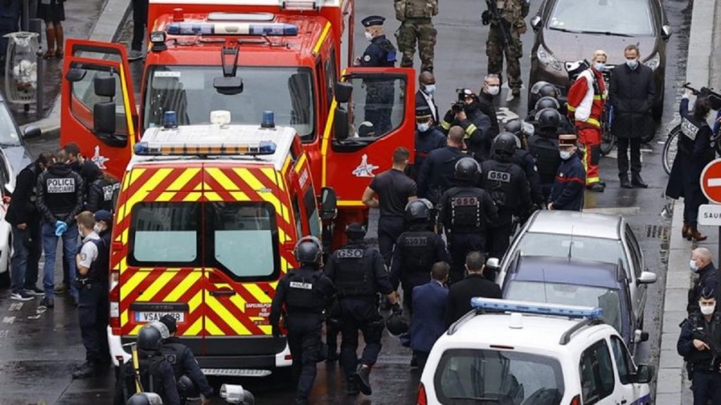 7 të arrestuar pas sulmit më thikë jashtë zyrave të Charlie Hebdo