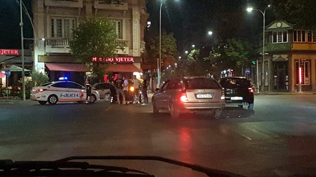 Përplasen 3 makina në qendër të Tiranës