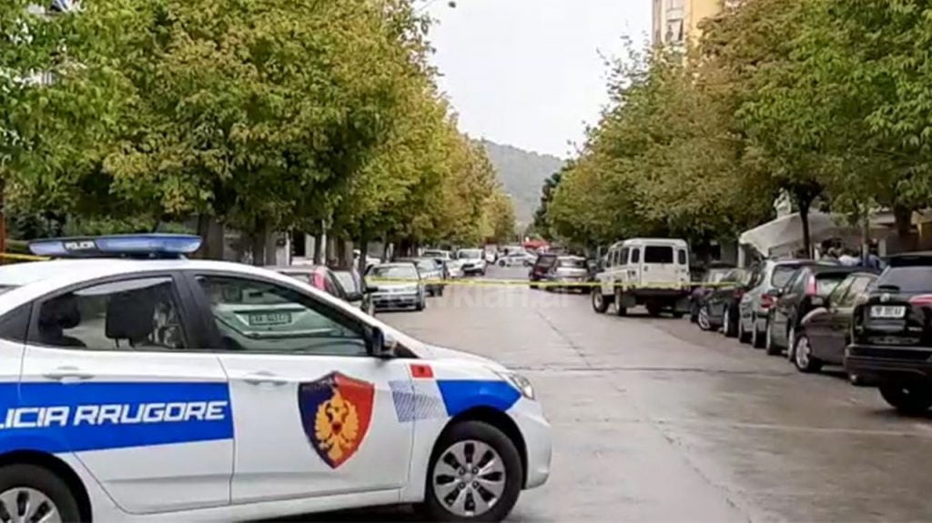 Qëllohet me armë zjarri në drejtim të policisë në Elbasan. Plagosen 2 kalimtarë