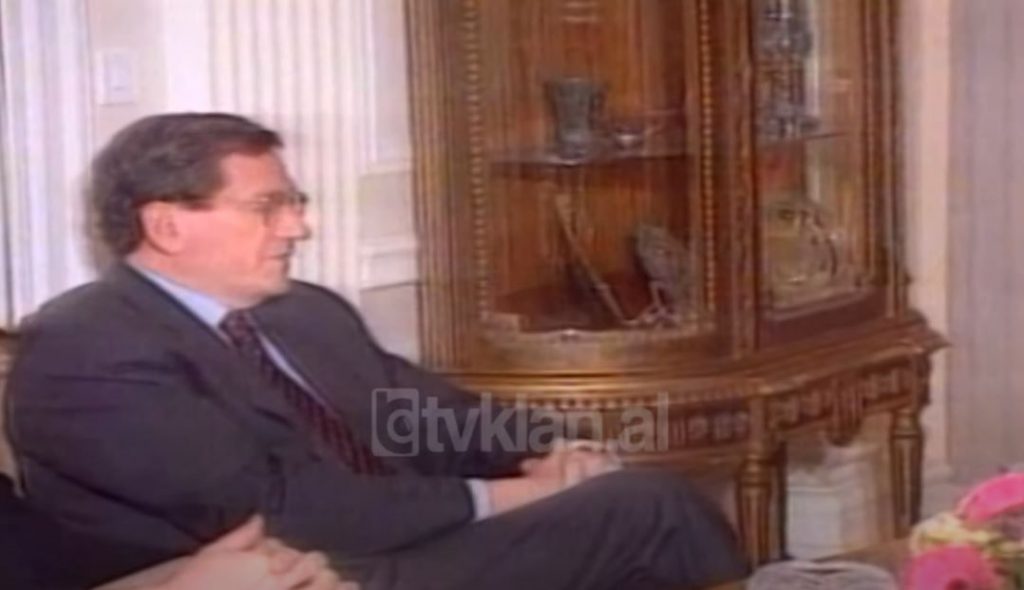 Ambasadori i SHBA-së Hollbrook vizite dy ditore në Kosovë (24 Tetor 2000)