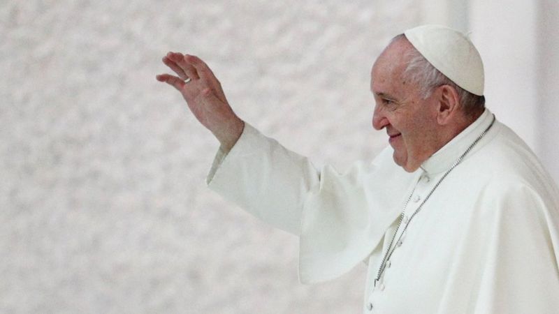 Papa Françesku: Edhe homoseksualët të lejohet të kenë familje ligjërisht