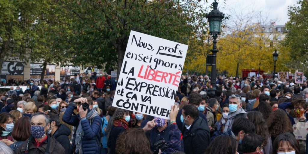 Francezët protestë në mbështetje të mësuesit që u vra nga nxënësi