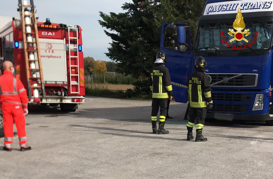 Prej ditësh i vdekur, gjendet brenda kamionit shoferi shqiptar