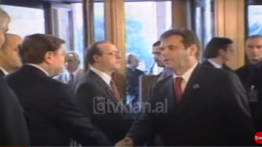 Presidenti jugosllav Koshtunica ftesë Rugovës për dialog &#8211; (25 Nëntor 2000)