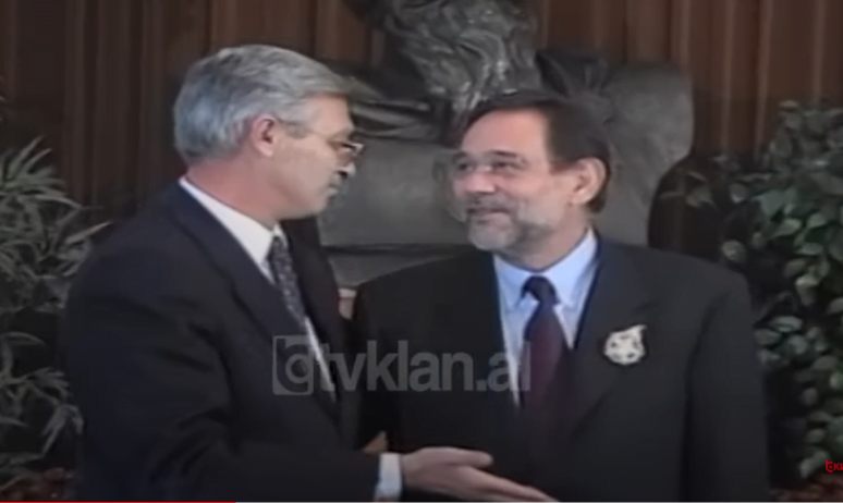 Presidenti Mejdani dekoron Havier Solanën &#8211; (10 Nëntor 2000)