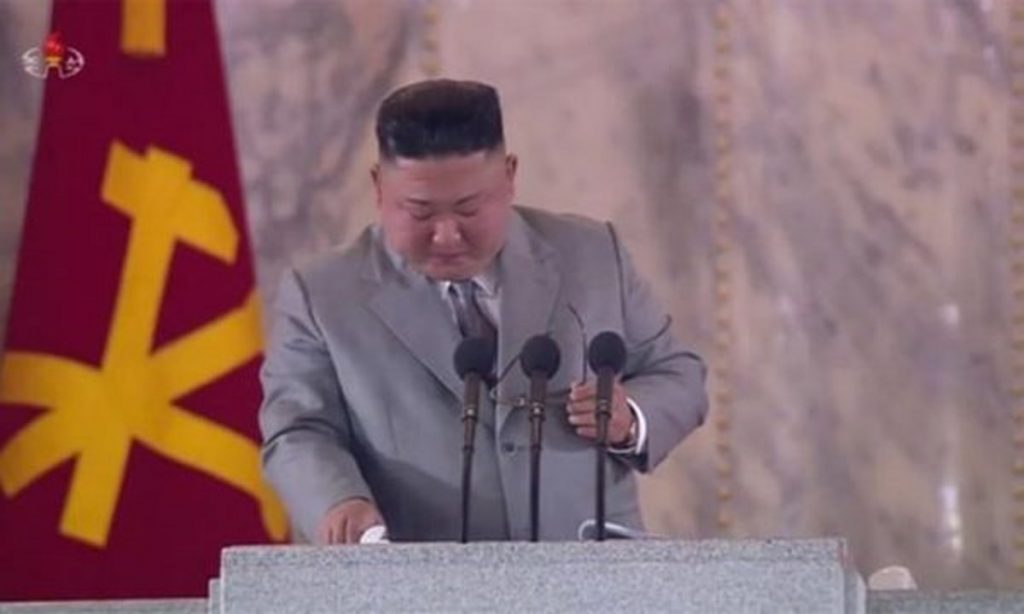 Kim Jong Un shpërthen në lot (Video)