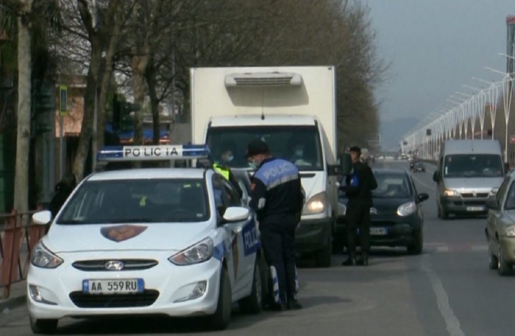 Patrulla policie në terren për maskat