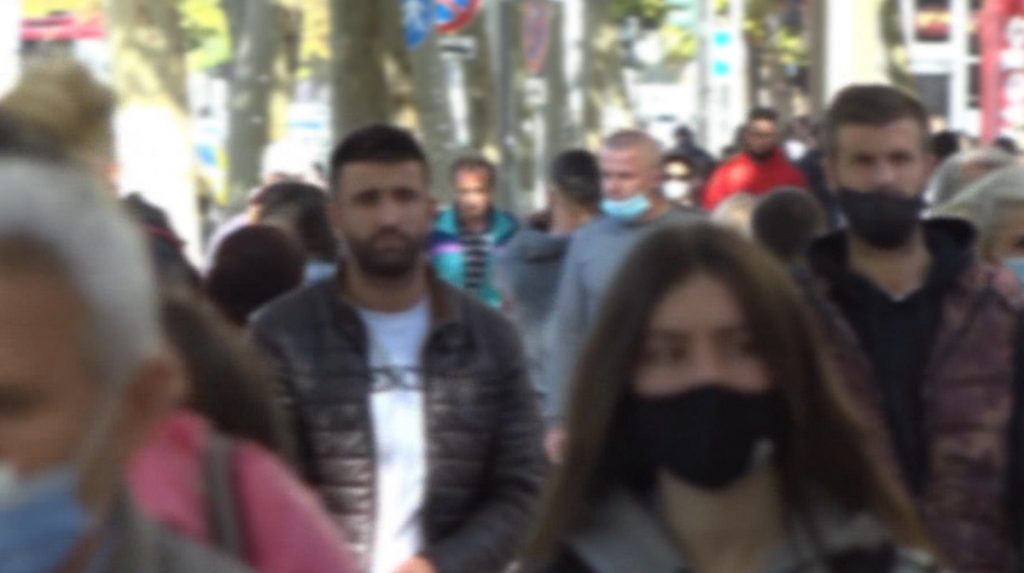 Shumica e kryeqytetasve me maska në rrugë