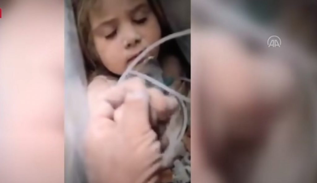 Video që përloti Turqinë! Vajza e vogël nën rrënoja nuk i lëshon dorën shpëtuesit të saj, i thotë…