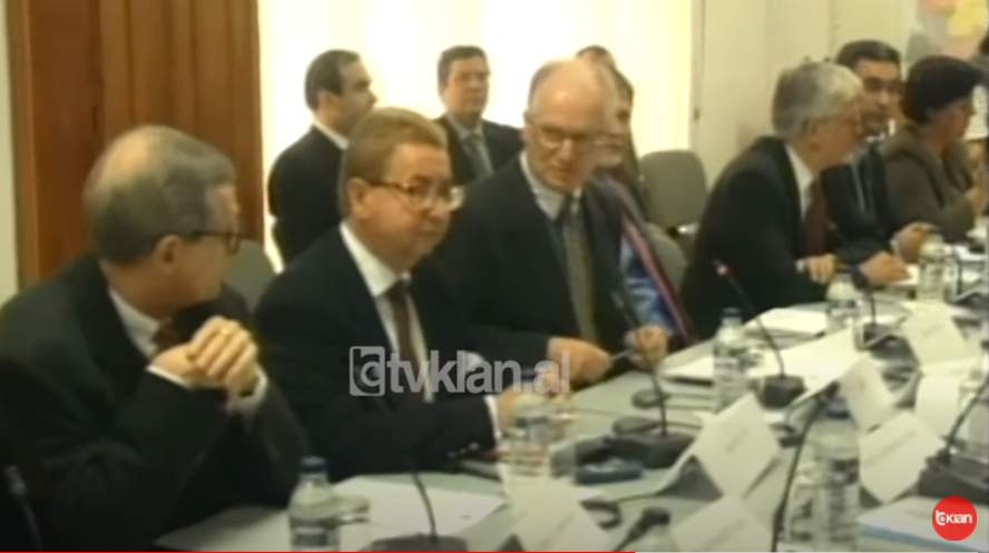 Limpreht takohet me Arens për procesin elektoral në Shqipëri &#8211; (11 Janar 2001)