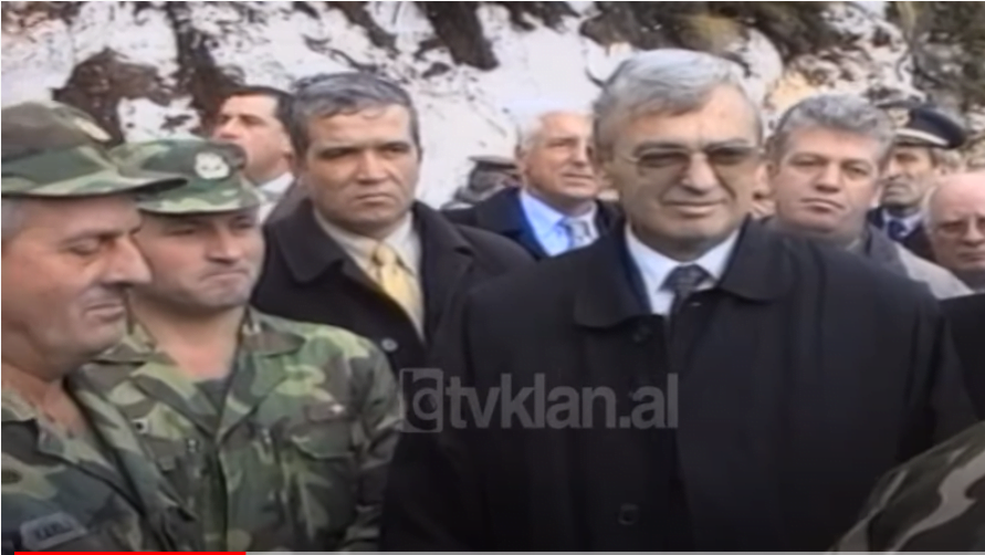 Presidenti Mejdani inspekton punimet për rrugën Qafë Llogora – Palas &#8211; (25 Janar 2001)