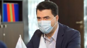 Basha: Farmacitë si dyqanet, ilaçet po merren me listë